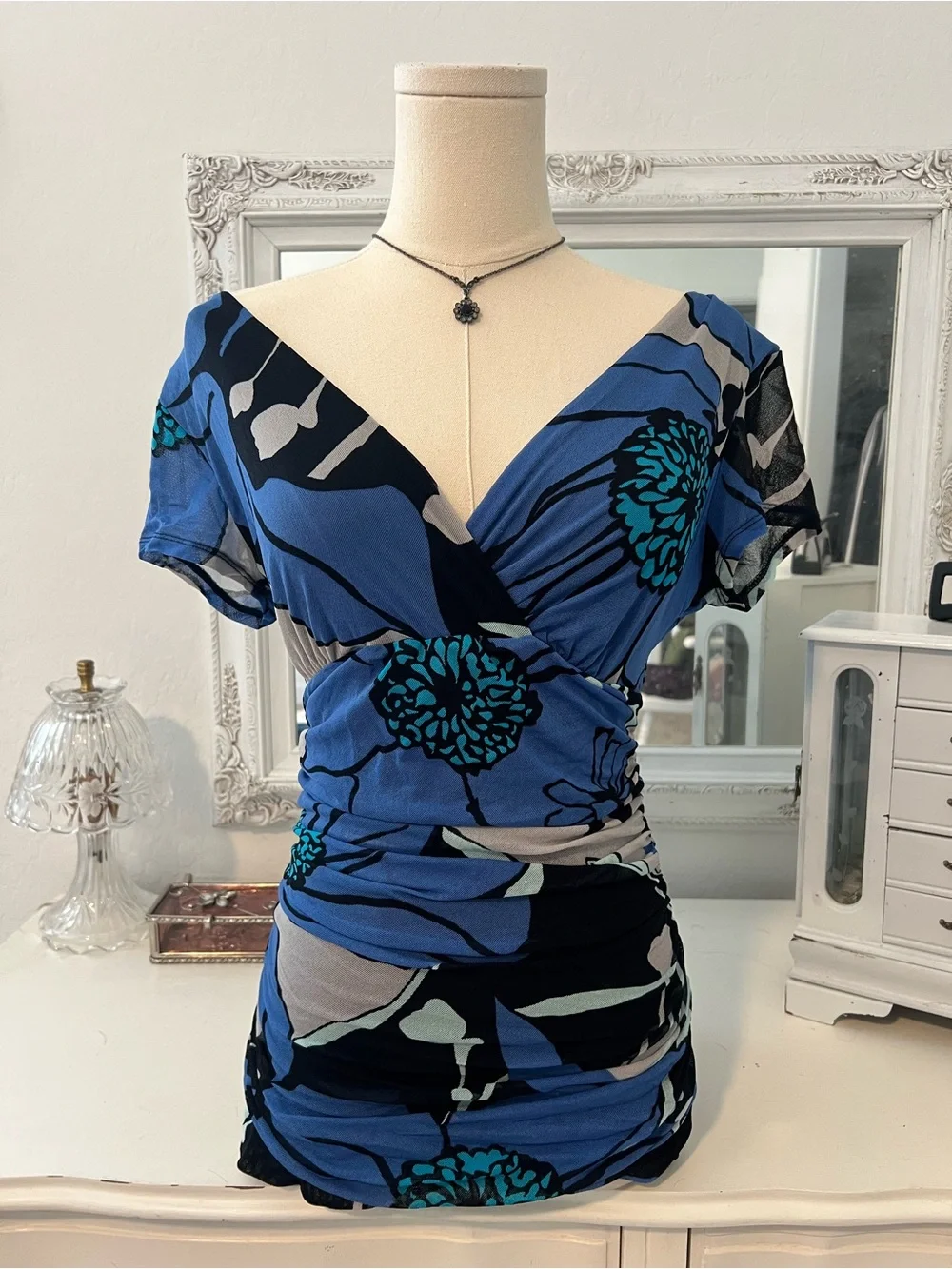 vintage blue floral print babydoll short sleeve top with ruched sides - Picture 2 of 5